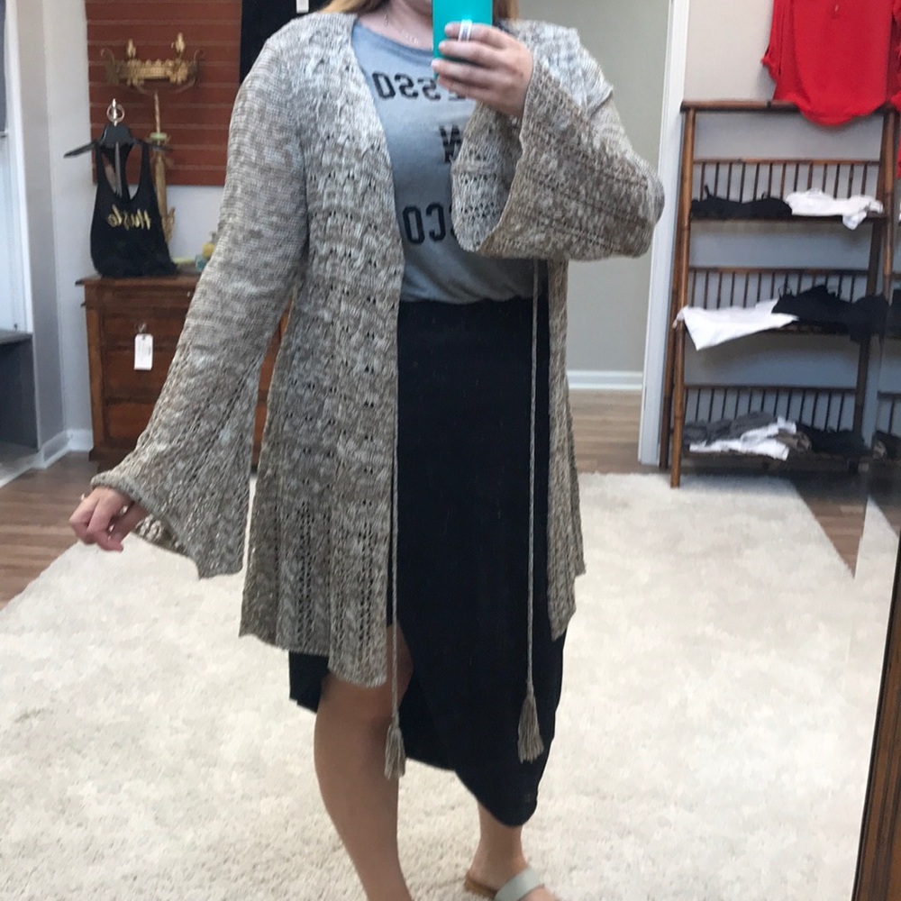 Plus Size bell sleeve cardigan - Picture 2 of 3
